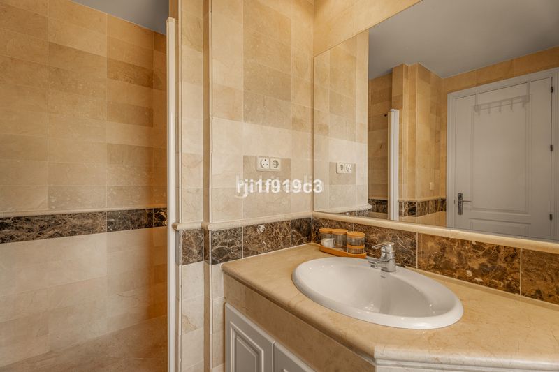 Foto c6150866-d5d6-4ddd-9e62-0d83c1943965. Pis a Elviria Marbella