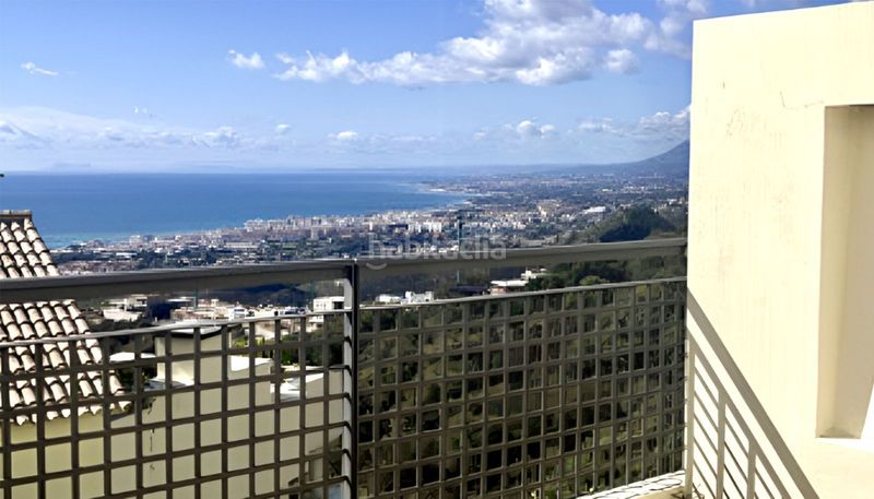 Foto c8469f1e-33b9-4c7a-9e5d-556440e61f0b. Pis a Alto de los Monteros Marbella