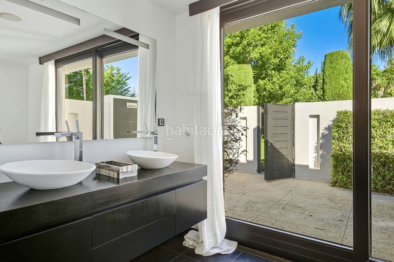 Foto dd629639-6b47-4f66-8629-4d490a6411e6. Maison jumelée avec parking dans Guadalmina Baja Marbella