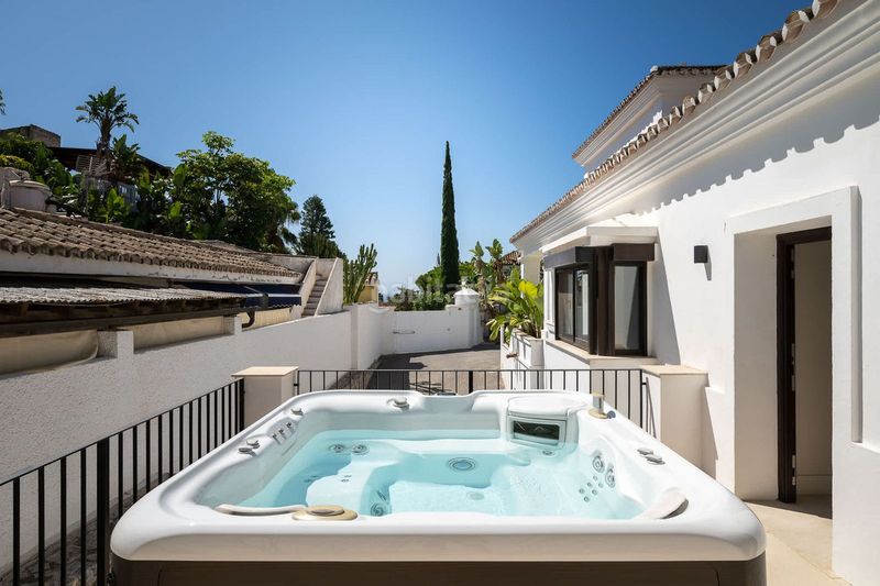 Foto b10d921a-ed15-43ba-bf7f-fbd1797a698d. Casa adossada amb aparcament a Marbesa Marbella