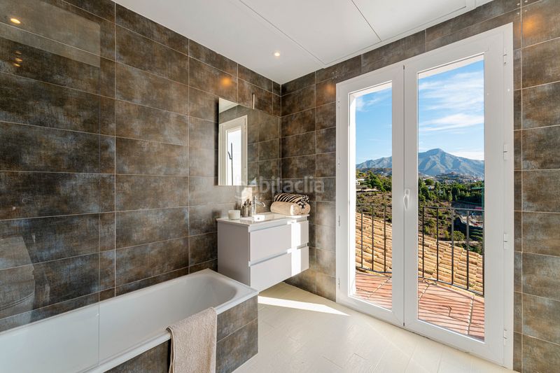 Foto d20dd727-cf03-43d4-8ffe-a4d256059931. Casa adossada a El Madroñal Benahavís