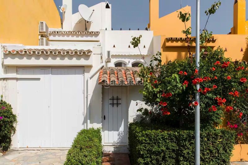 Foto 44fb1f91-4652-4f51-b2f4-d5a07a4defc8. Casa adosada en Las Brisas Marbella
