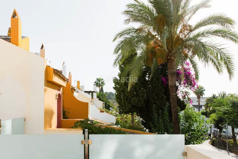Foto d93219ad-ae80-43ca-905b-ba08cebb21fe. Casa adosada en Las Brisas Marbella