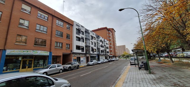 Foto 7eb927d3-c84b-4385-8d9c-45fbe0b44b1d. Parking voiture dans Juan XXIII - Las Torres - G2 Burgos