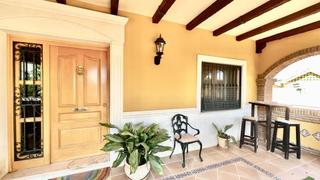 Chalet  Calle valdepeñas. Encantadora villa independiente con un jardín estupendo y piscin