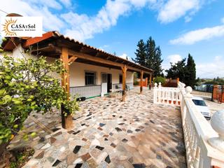 House  Camino zarzalón. Bonita villa independiente con parcela de 5000m2.