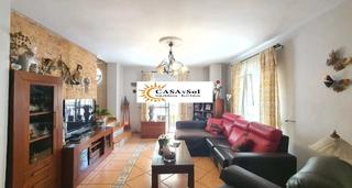 Casa aparellada  Calle arganda. Excelente ubicación y precio para esta gran casa de esquina.