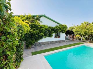 Chalet  Calle condor. Encantadora villa independiente con piscina en la zona urbana de