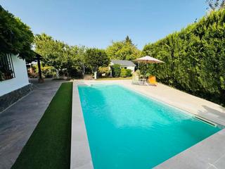 Chalet  Calle condor. Encantadora villa independiente con piscina en la zona urbana de
