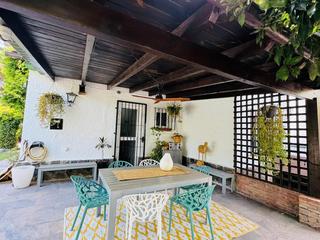Chalet  Calle condor. Encantadora villa independiente con piscina en la zona urbana de