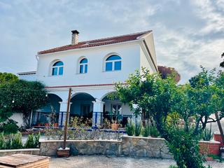 Chalet  Calle antequera. Excelente ubicación y precio para esta coqueta villa con piscina