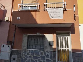 Casa adossada  Calle miguel hernández. Casa adosada amueblada con tres plantas