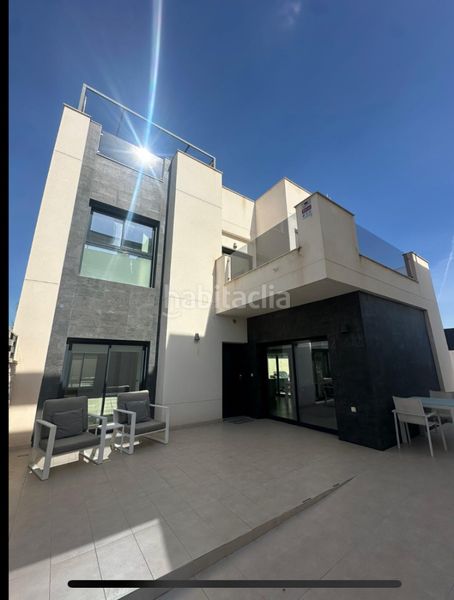 Foto a7141799-d61f-41f9-b101-942c7f7676dc. Xalet amb piscina a Rojales