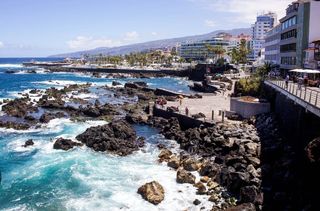 Local Comercial a Zona Martiánez. Pack de locales en venta con alta rentabilidad – puerto de la cr