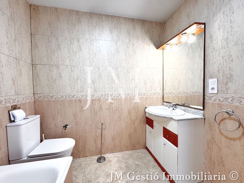 Foto 0f37f727-6069-468e-bc52-b647b0e0011e. Casa amb xemeneia calefacció aparcament piscina a Rubí
