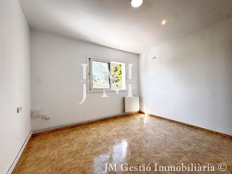 Foto 482fac21-f0ac-4c87-bdd4-8cbb90966dd1. Casa amb xemeneia calefacció aparcament piscina a Rubí