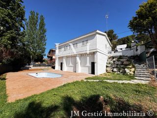 Haus in Castellnou-Can Mir-Can Solà. Bonita casa con jardín y piscina y en castellnou (rubí)