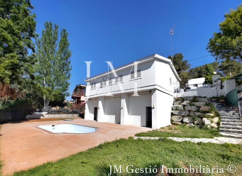 Foto 4daeaf97-6fb0-4831-a214-43664fb419f3. Casa amb xemeneia calefacció aparcament piscina a Rubí