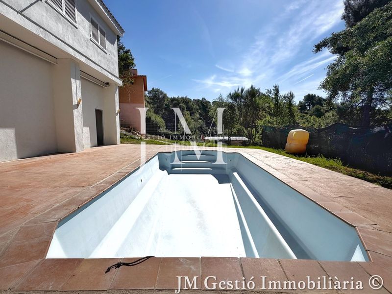 Foto 6faf0f99-6e87-4063-bdc6-17af5a6941da. Casa amb xemeneia calefacció aparcament piscina a Rubí