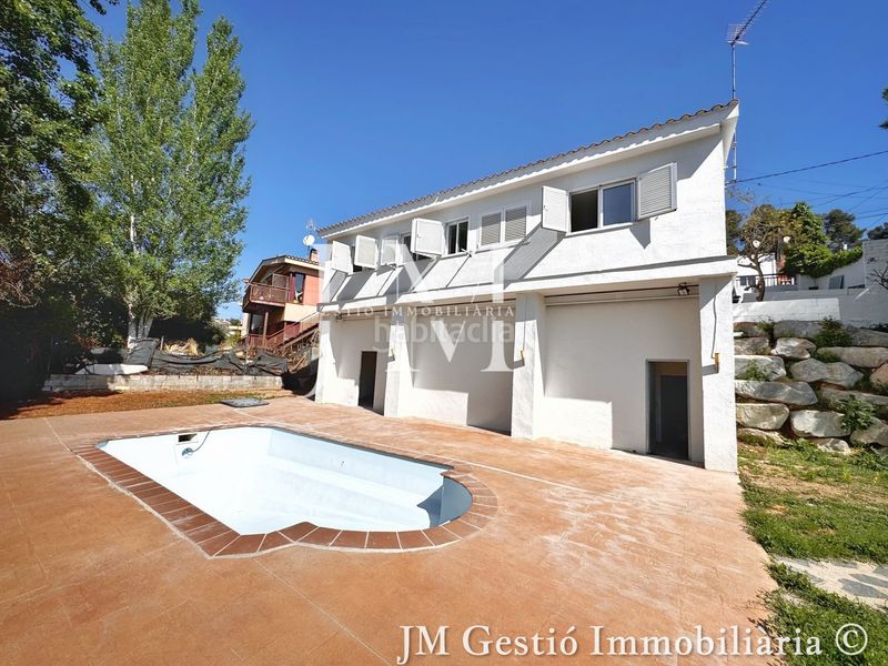 Foto 9f5b7015-406d-4578-b4ad-989a637680ec. Casa amb xemeneia calefacció aparcament piscina a Rubí