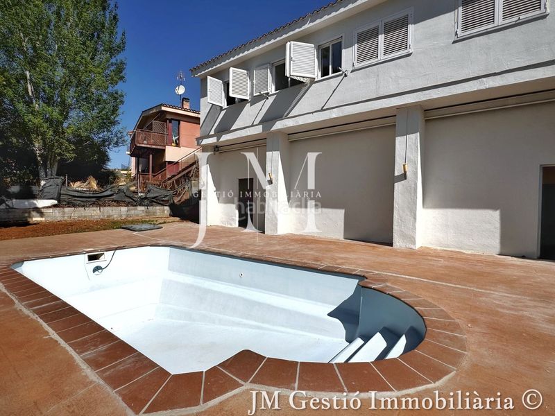 Foto a953f33d-abdc-497a-9ac9-a75fedc47d4c. Casa amb xemeneia calefacció aparcament piscina a Rubí