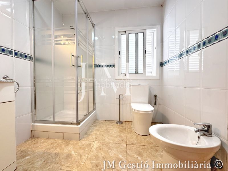 Foto b8dbf1c7-70c4-4c4c-bf79-69e001f1e11c. Casa amb xemeneia calefacció aparcament piscina a Rubí