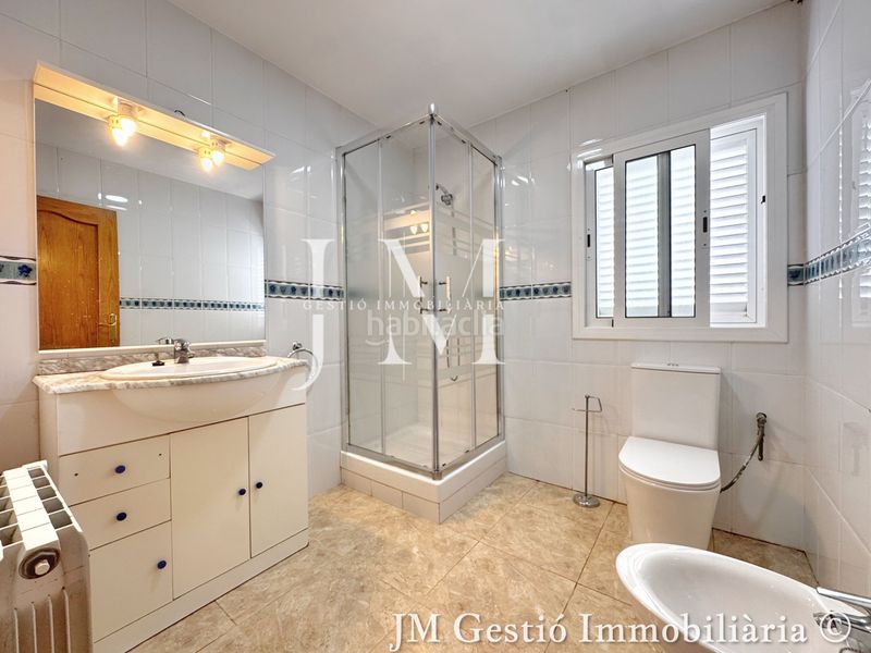 Foto bd9da6ed-980f-4bb4-ab22-577a641ddab4. Casa amb xemeneia calefacció aparcament piscina a Rubí