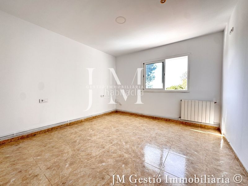 Foto cbd8d5fe-4c4d-44b9-98f0-221cfefb343d. Casa amb xemeneia calefacció aparcament piscina a Rubí
