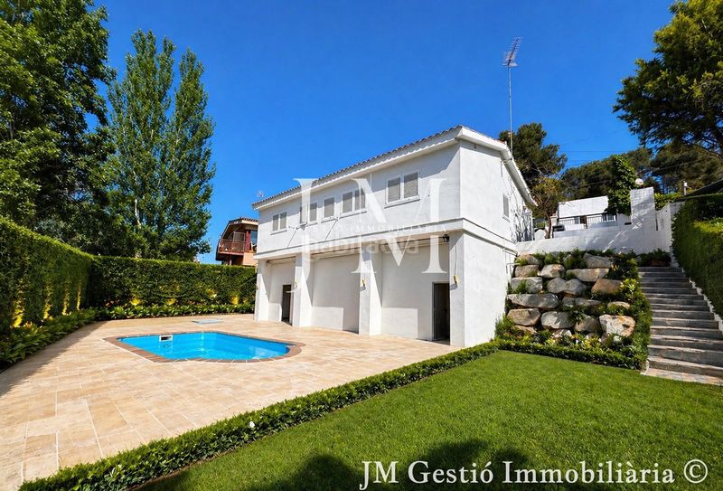 Foto cfdec6de-78fc-493f-94fc-275e09146bff. Casa amb xemeneia calefacció aparcament piscina a Rubí