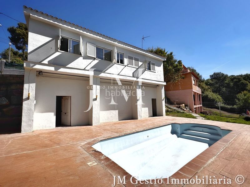 Foto d3dadac5-e097-4190-b6f4-f51a0155b71c. Casa amb xemeneia calefacció aparcament piscina a Rubí