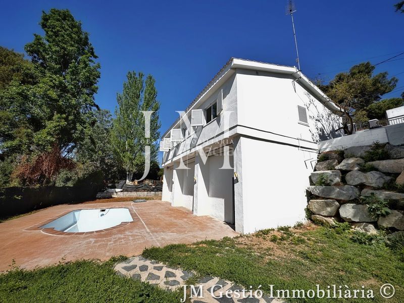 Foto d6e9e9c2-4b57-4222-b2fd-3e8e2a73643b. Casa amb xemeneia calefacció aparcament piscina a Rubí