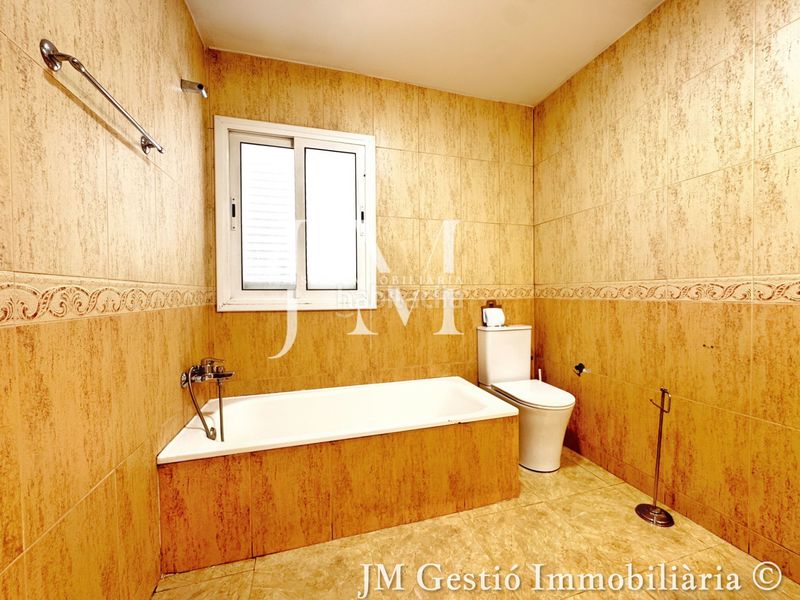 Foto e3bca07a-b88c-4272-8aae-b467747efd07. Casa amb xemeneia calefacció aparcament piscina a Rubí