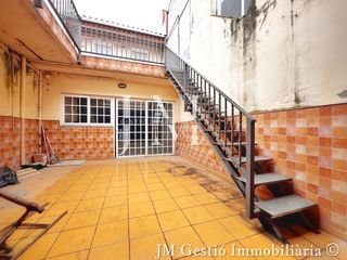 House  Carrer dedison. Amplia vivienda unifamiliar en el barrio de la cogullada – terra