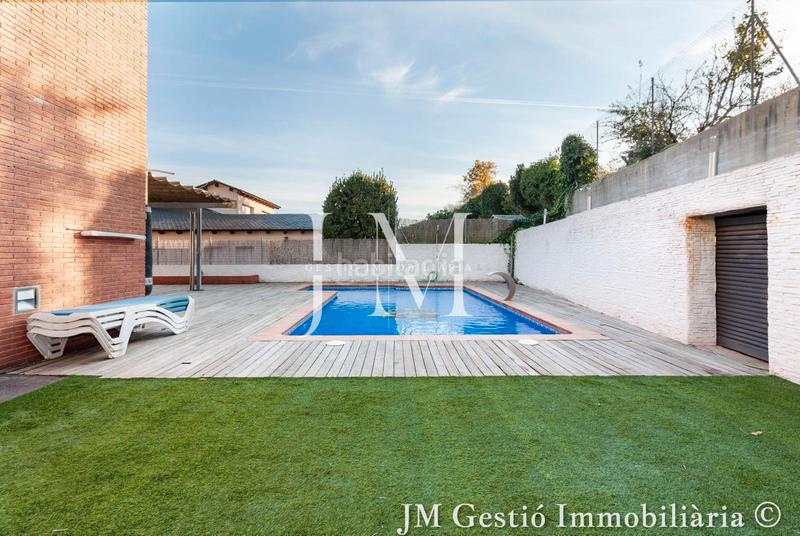 Foto 165eff07-6c15-48f4-8aab-2f2030ecb270. Haus mit kamin heizung parking pool in Ullastrell