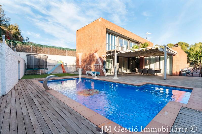 Foto 383f15a4-aa54-4873-9635-ca690f40f822. Haus mit kamin heizung parking pool in Ullastrell