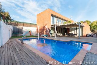 Casa a Ullastrell. Espectacular casa de diseo con gran piscina