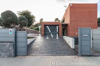 Casa a Ullastrell. Espectacular casa de diseo con gran piscina