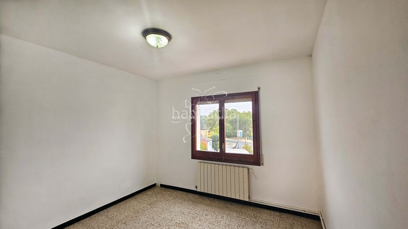 Foto ef9ad12d-5af5-4edf-a593-f99d4e0e8092. Casa amb xemeneia calefacció aparcament a Centre Vidreres