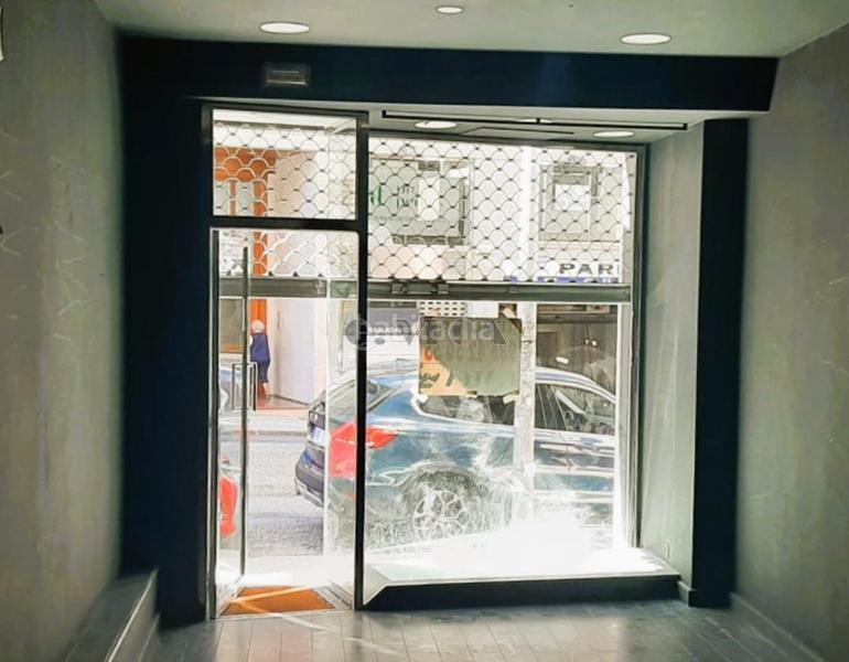 Foto 3fad352a-01d9-43d6-8d67-497e7b9f8f1e. Lloguer local comercial a pintor laxeiro 12 a Plaza Independencia Vigo