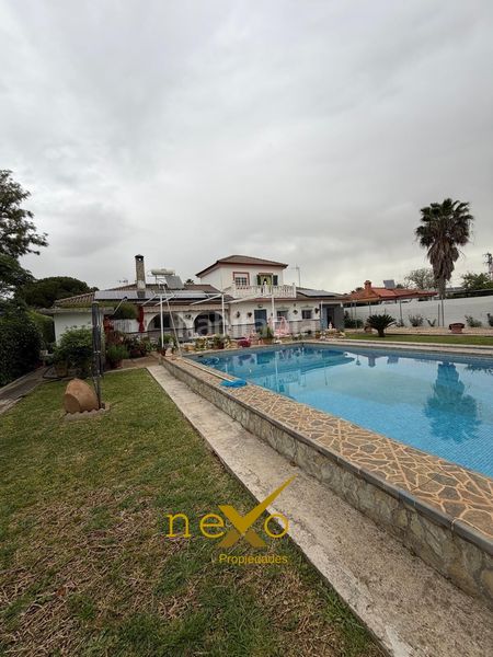 Foto f9c850d5-2c28-4f08-aabd-d33769de4c89. Xalet amb aparcament piscina a Carmona