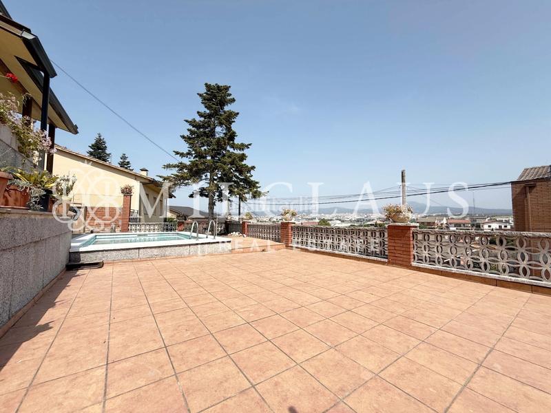 Foto 9693f8e1-1f9d-4853-883d-f5e502e2b664. Casa amb xemeneia calefacció aparcament piscina a Terrassa