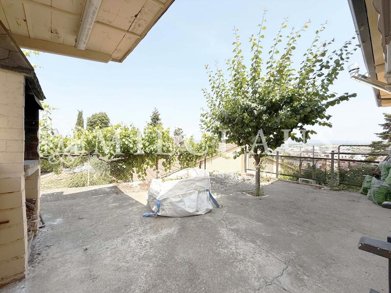 Foto a1dd2278-5bf7-4dc0-9314-31064fcbb3b3. Casa amb xemeneia calefacció aparcament piscina a Terrassa