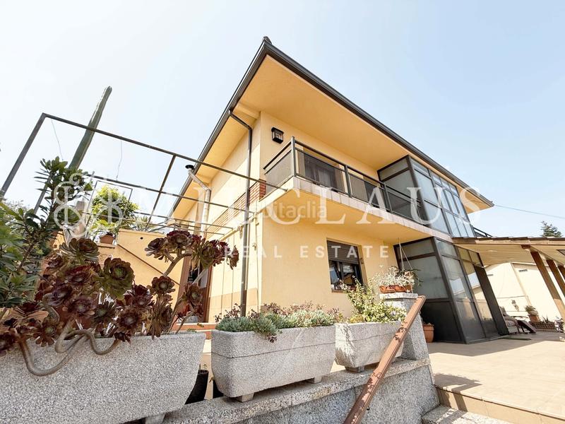 Foto a2c42728-d8ab-421d-a06c-182867085f47. Casa amb xemeneia calefacció aparcament piscina a Terrassa