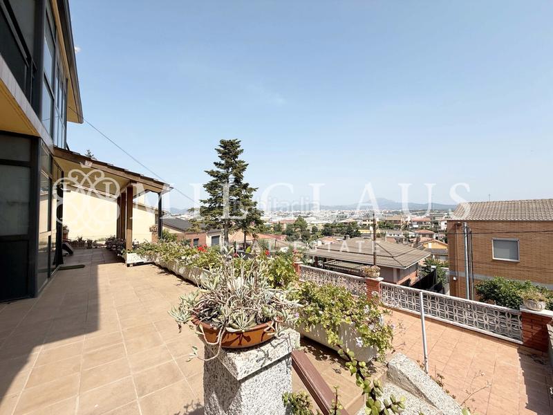 Foto bd472942-9e39-45cb-bf37-7bf71cc73967. Casa amb xemeneia calefacció aparcament piscina a Terrassa