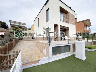 Casa  Carrer d'enric morera. Exclusiva vivienda unifamiliar con piscina, jardín y garaje para
