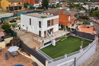 Casa  Carrer d'enric morera. Exclusiva vivienda unifamiliar con piscina, jardín y garaje para