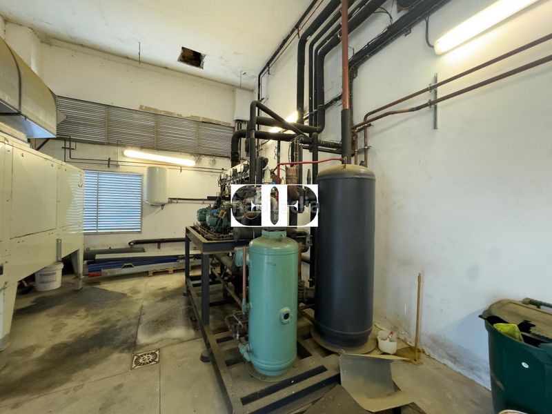 Foto 74e2e793-c07c-432f-8cc8-5e3ba8111644. Nave industrial en Tui