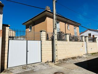 Casa  Avenida ribera del duero. Vivienda con parcela en castrillo de duero