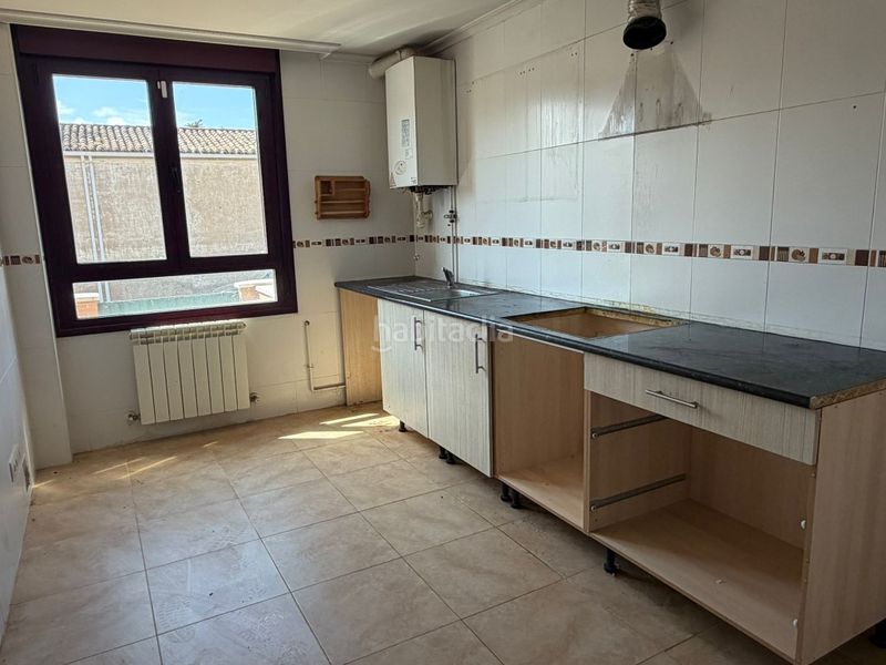 Foto b91968f7-6b10-490c-8791-026f816873b4. Casa adossada amb aparcament a Venta de Baños