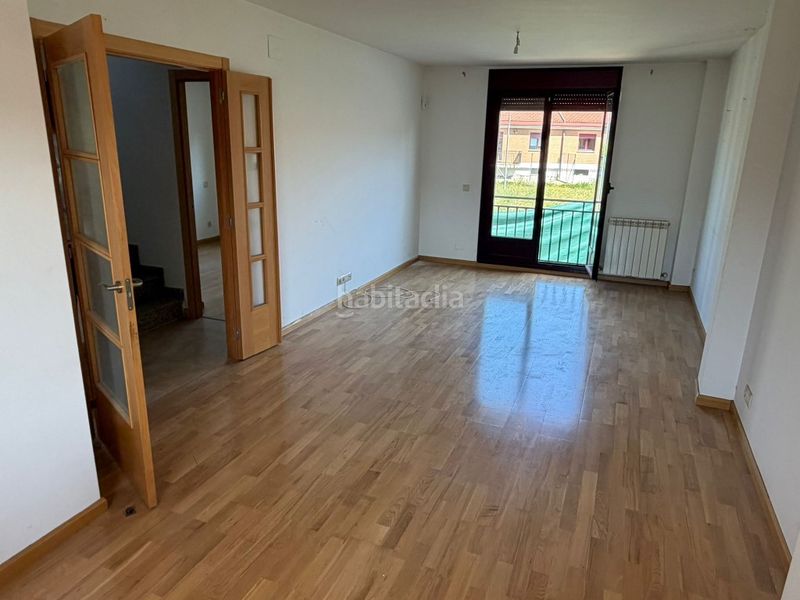Foto b92cd285-b58f-4790-b67b-0663965f7ae5. Casa adossada amb aparcament a Venta de Baños